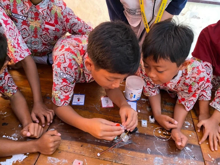 <p><a href="https://ugm.ac.id/id/berita/tim-kkn-ppm-ugm-bulukerto-perkenalkan-robotika-untuk-siswa-sd/?fbclid=PAZXh0bgNhZW0CMTEAc3J0YwZhcHBfaWQMMjU2MjgxMDQwNTU4AAGnGvURTPcP0Ik2lFpPN3HjE2yNwsrWNin5n3q0aLUyz7ohQ7b_6SpzQiwMPY8_aem_WiOW3ys4ysFYmoL3o_ncvA">Tim KKN PPM UGM Bulukerto Perkenalkan Robotika untuk Siswa SD</a></p>